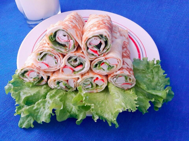 Блины на сметане с крабовыми палочками и майонезом