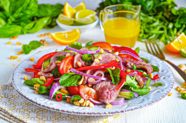 Теплый тайский салат с говядиной и болгарским перцем