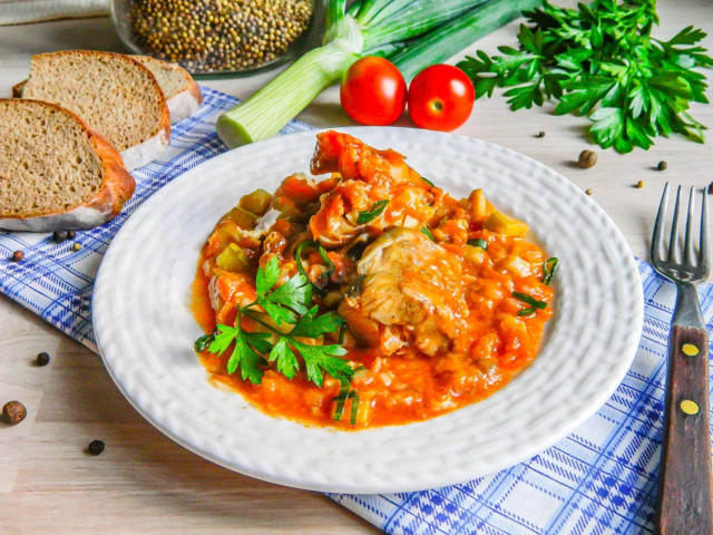 Минтай тушеный с овощами на сковороде