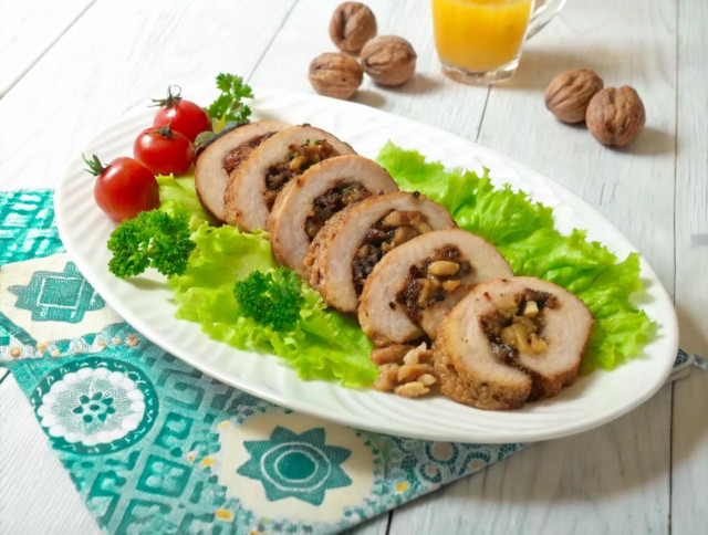 Рулет из бедра индейки с изюмом и орехами