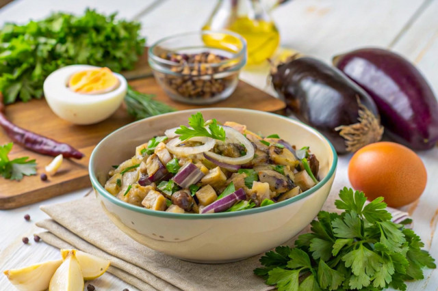 Салат из баклажанов с яйцом и маринованным луком
