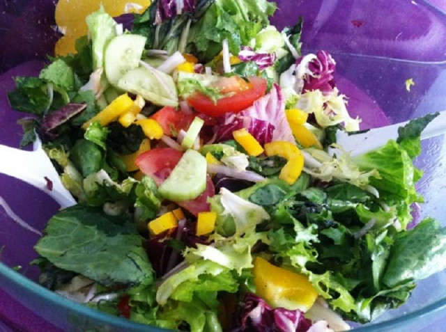 Салат овощной листья салата, желтый перец, огурцы, помидоры