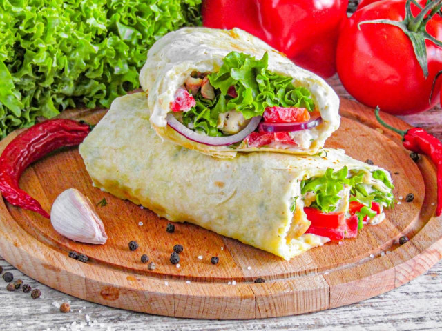 Цезарь ролл с курицей без майонеза