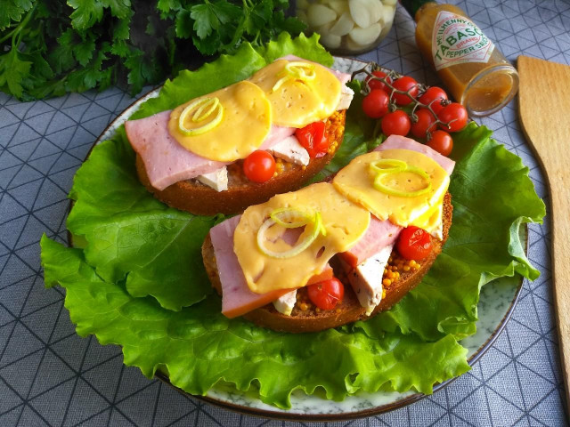 Бутерброды с колбасой сыром и помидорами в микроволновке