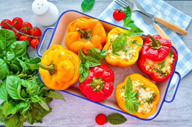 Фаршированные перцы с рисом и овощами в духовке