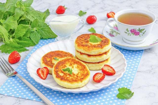 Сырники как в детском саду с молочным соусом