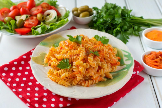 Макароны с морковью и луком на сковороде