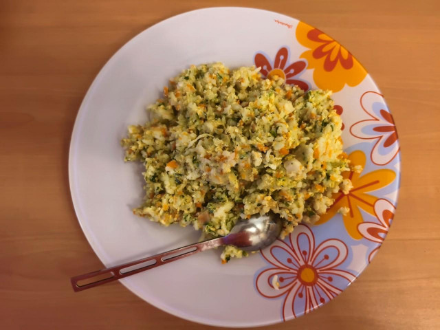 рис и минтай с яйцом