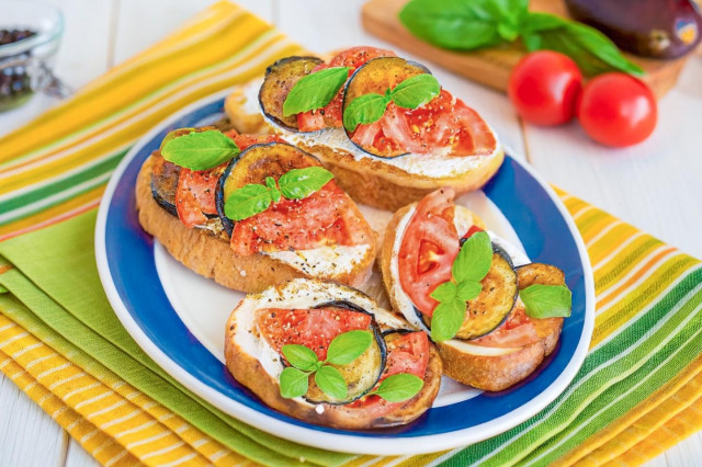 Бутерброды с баклажанами и помидорами