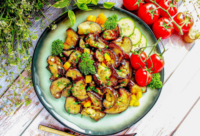 Баклажаны жареные с луком