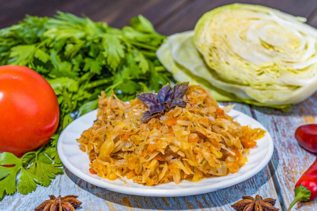 Капуста с морковью и луком на сковороде