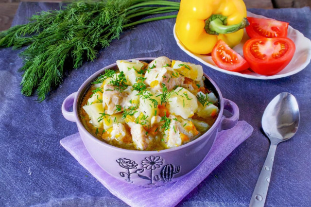 Тушеная картошка с куриным филе в кастрюле