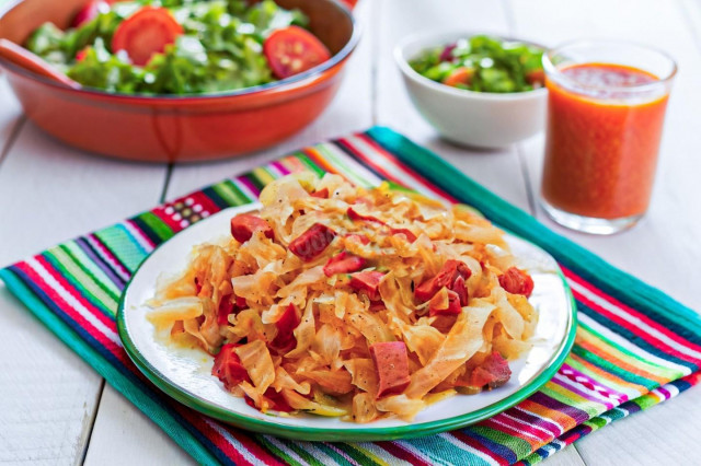 Тушеная капуста с колбасой