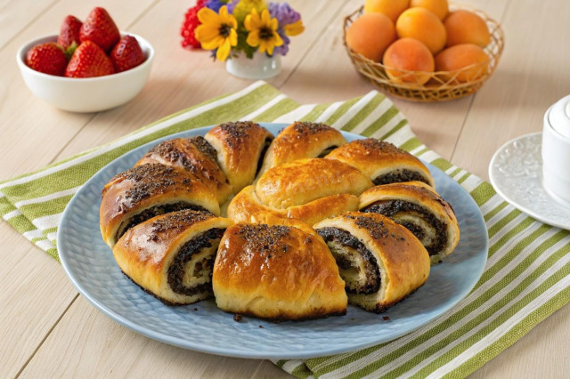 Улитка с маком из дрожжевого теста