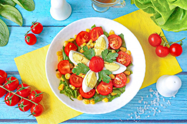 Салат со шпинатом и помидорами