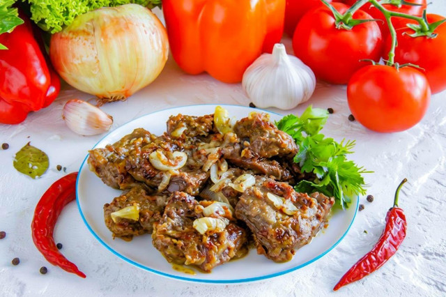 Жареная печень говяжья с луком на сковороде мягкая