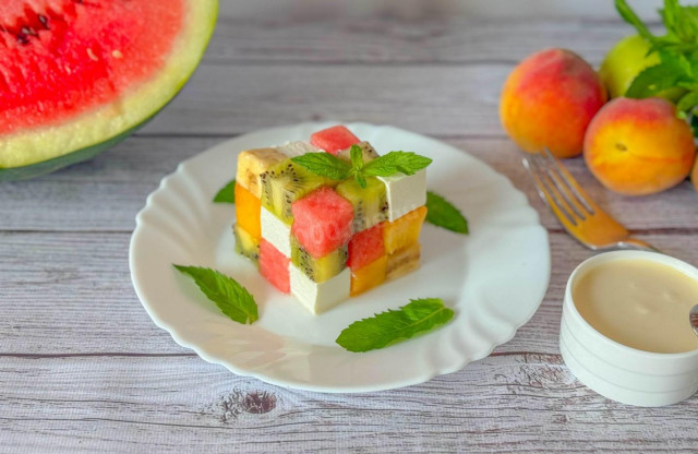 Салат Кубик-Рубик из фруктов с сыром и йогуртовым соусом