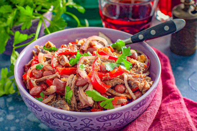 Грузинский салат с говядиной и красной фасолью