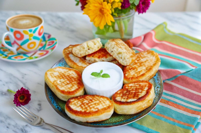 Пышные оладьи на кефире с содой и яйцами