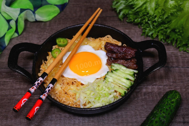 Острая корейская лапша с говядиной овощами и яйцом