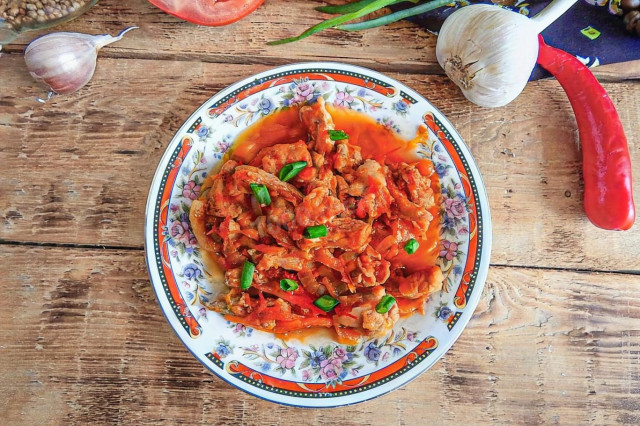 Мясо свинина с подливкой на сковороде