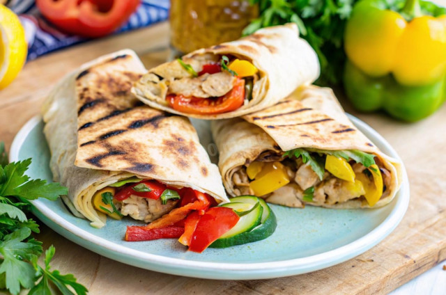 Шаурма с копченой курицей в лаваше