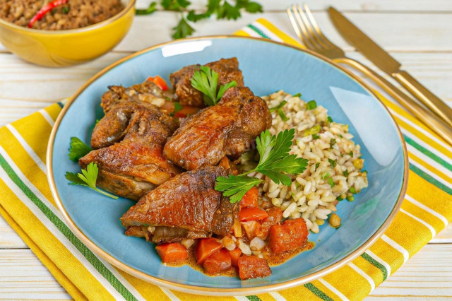 Тушеная утка кусочками в казане