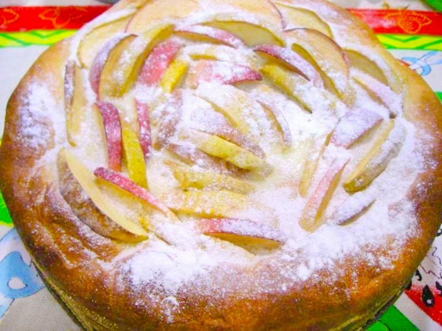 Яблочный пирог со сливочной заливкой на дрожжевом тесте