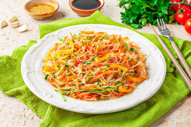 Салат из рисовой лапши с овощами и курицей