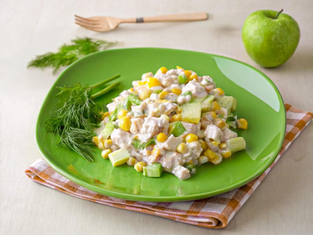 Салат с тунцом консервированным и яблоком