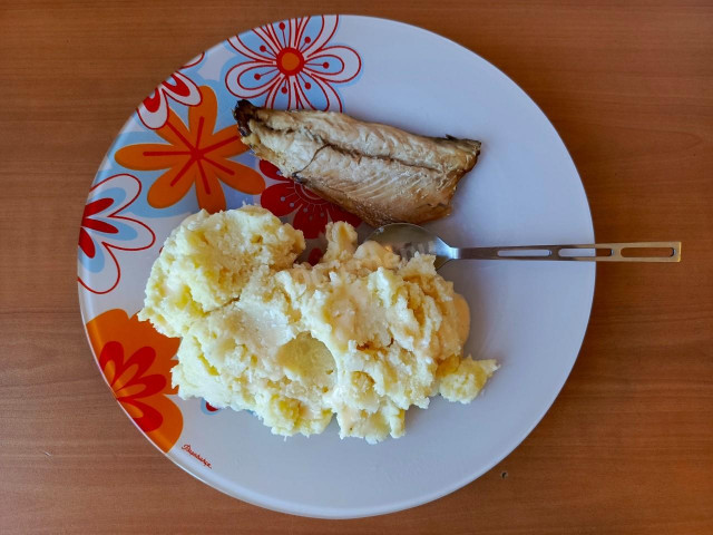 картофельное пюре с сыром и скумбрия в фольге