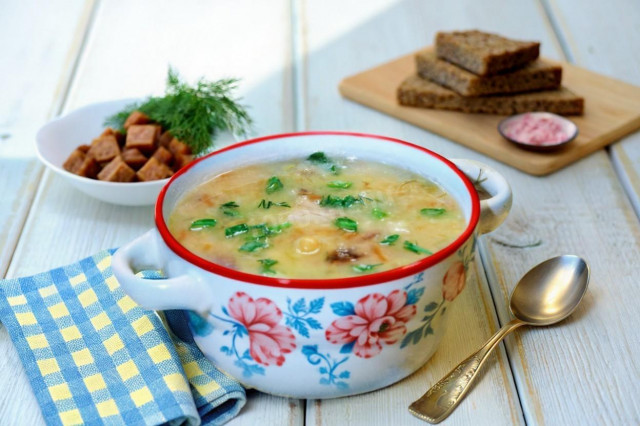 Суп гороховый с копчеными ребрами и курицей