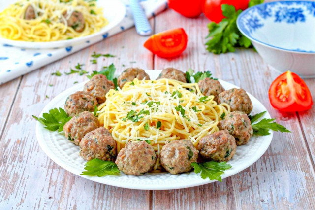 Вермишель с фрикадельками на сковороде