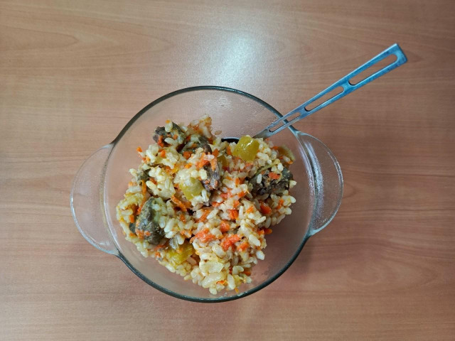 бурый рис с куриной печенью и яблоком