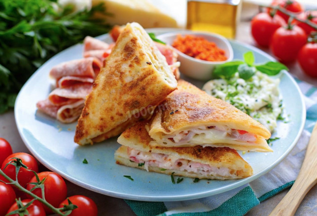 Конвертики из лаваша с ветчиной, сыром и майонезом