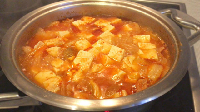 Кимчи Тиге - острый корейский суп со свининой и кимчи