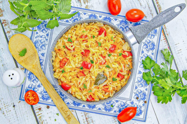 Капуста с помидорами на сковороде