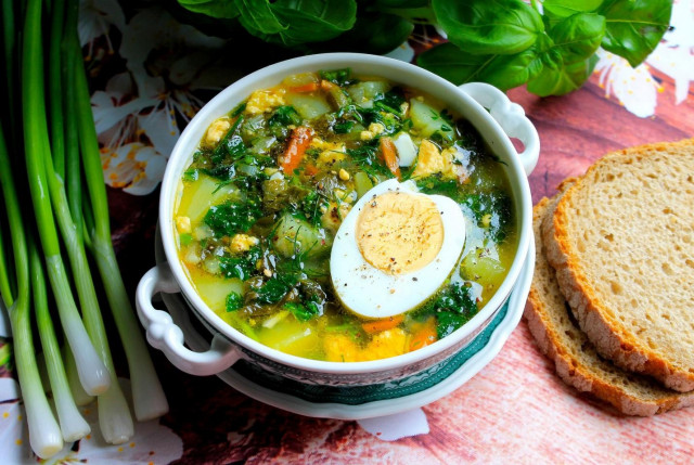 Суп из щавеля и крапивы с яйцом
