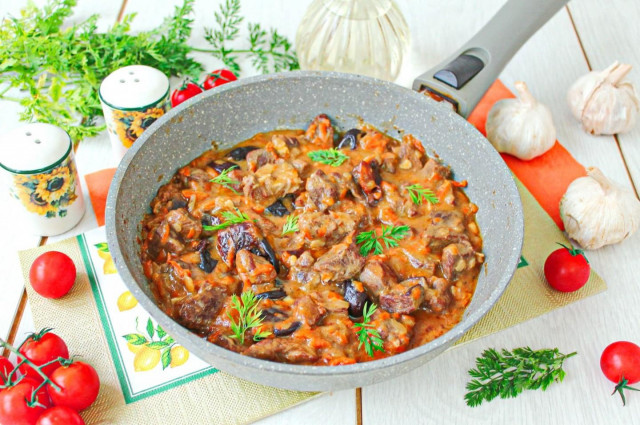 Гуляш с черносливом из говядины