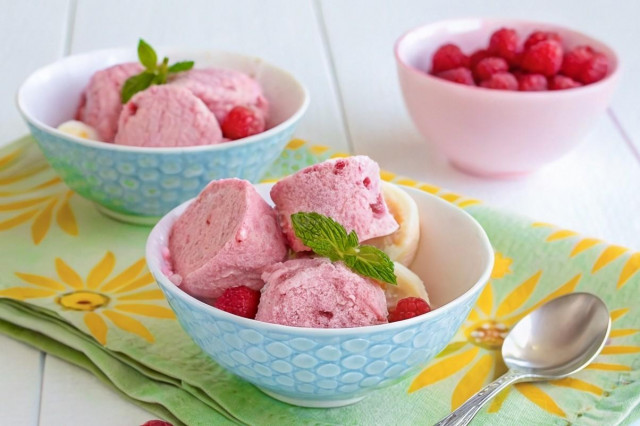 Творожное мороженое с ягодами и бананом дома