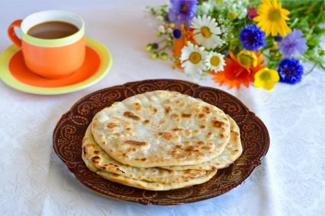 Лепешка без начинки на сковороде