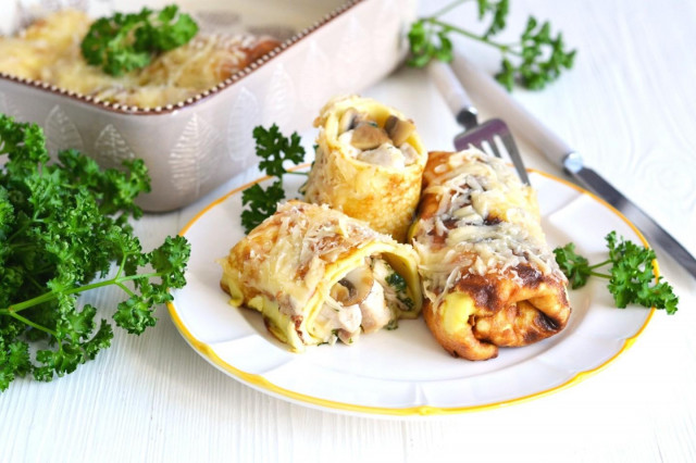 Яичные блинчики с курицей, грибами и сыром