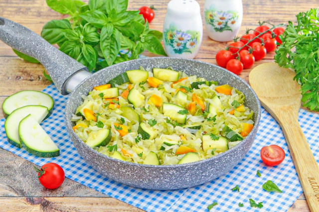Кабачки с капустой на сковороде