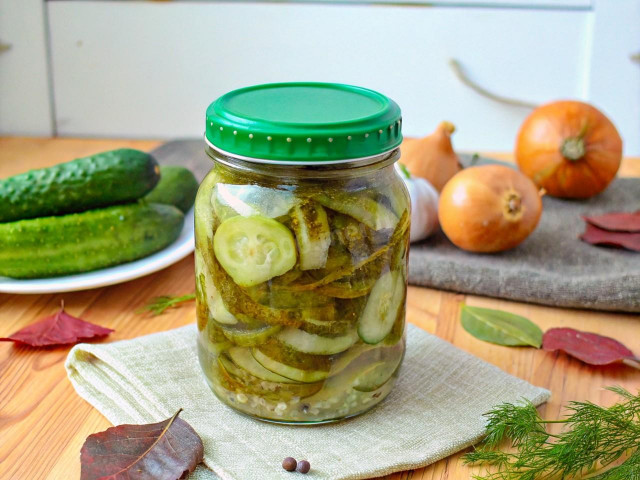 Огурцы с луком и маслом на зиму