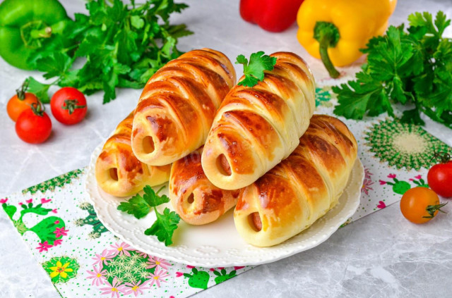 Сосиски с сыром в тесте в духовке