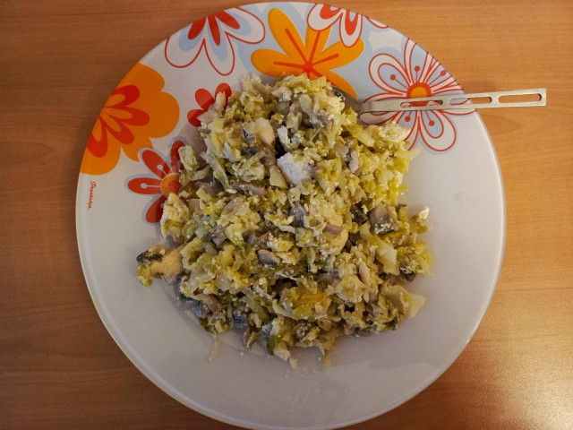 тушёная капуста с куриным филе и шампиньоном в сметане