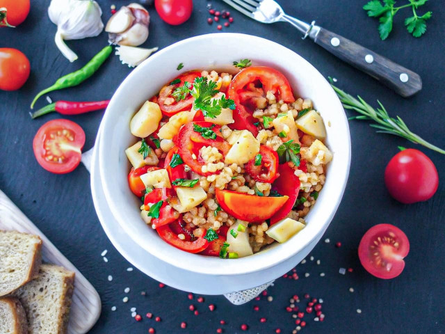 Салат с булгуром и овощами