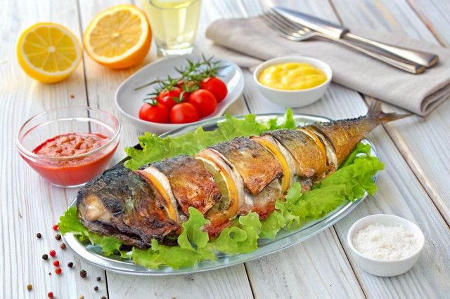 Скумбрия с майонезом и луком в духовке