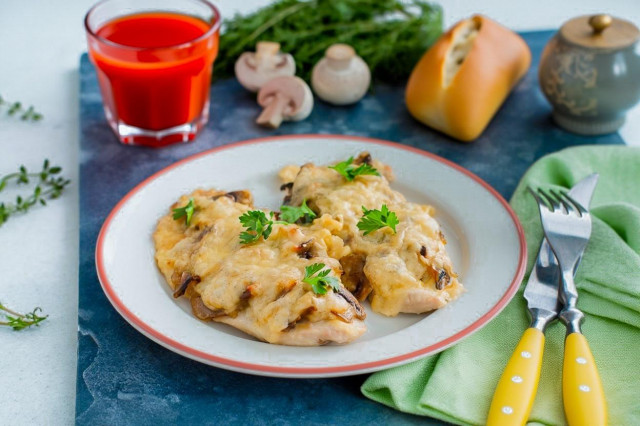 Куриные отбивные с грибами и сыром