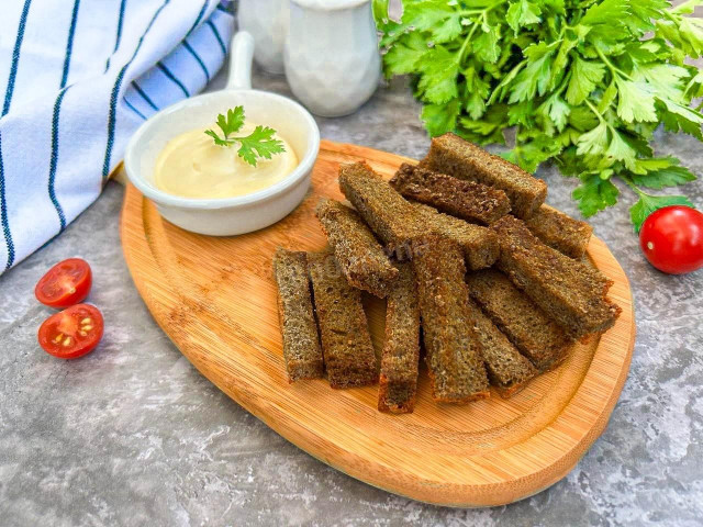 Гренки в аэрогриле из черного хлеба с чесноком